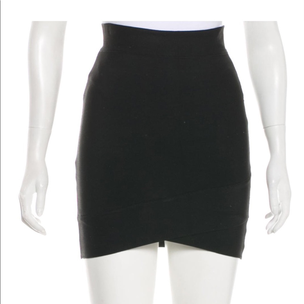 NWOT BCBGMAXAZRIA Black Mini Skirt. Size Large.